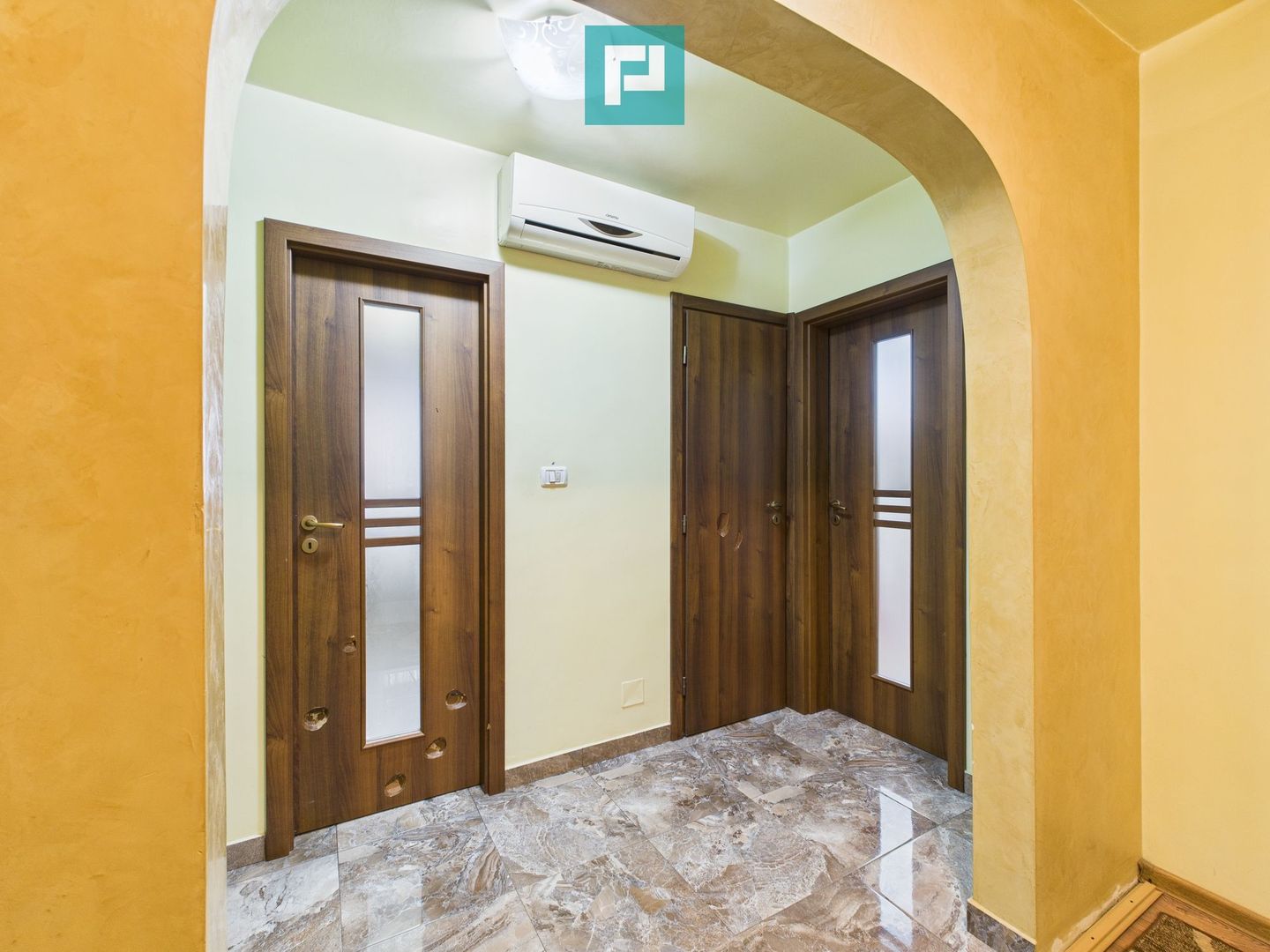 Apartament spațios cu 4 camere în Vlaicu - Poză 2
