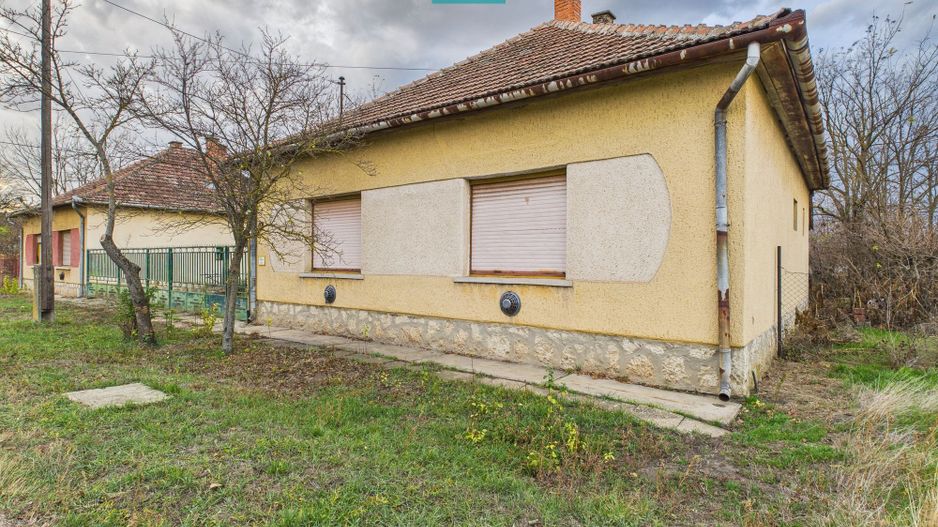 Casă cu 3 camere și potențial în Nagybanhegyes - Poză 1