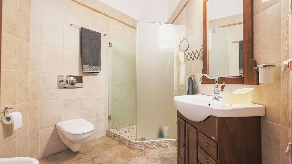 Apartament ultracentral cu 3 camere, 2 băi și curte privată - Poză 8
