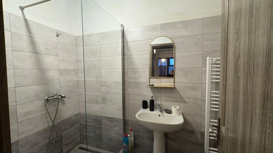 GARSONIERA P-TA RESITA,CENTRALA PROPRIE, MOBILATA/UTILATA, CURATA - Poză 3