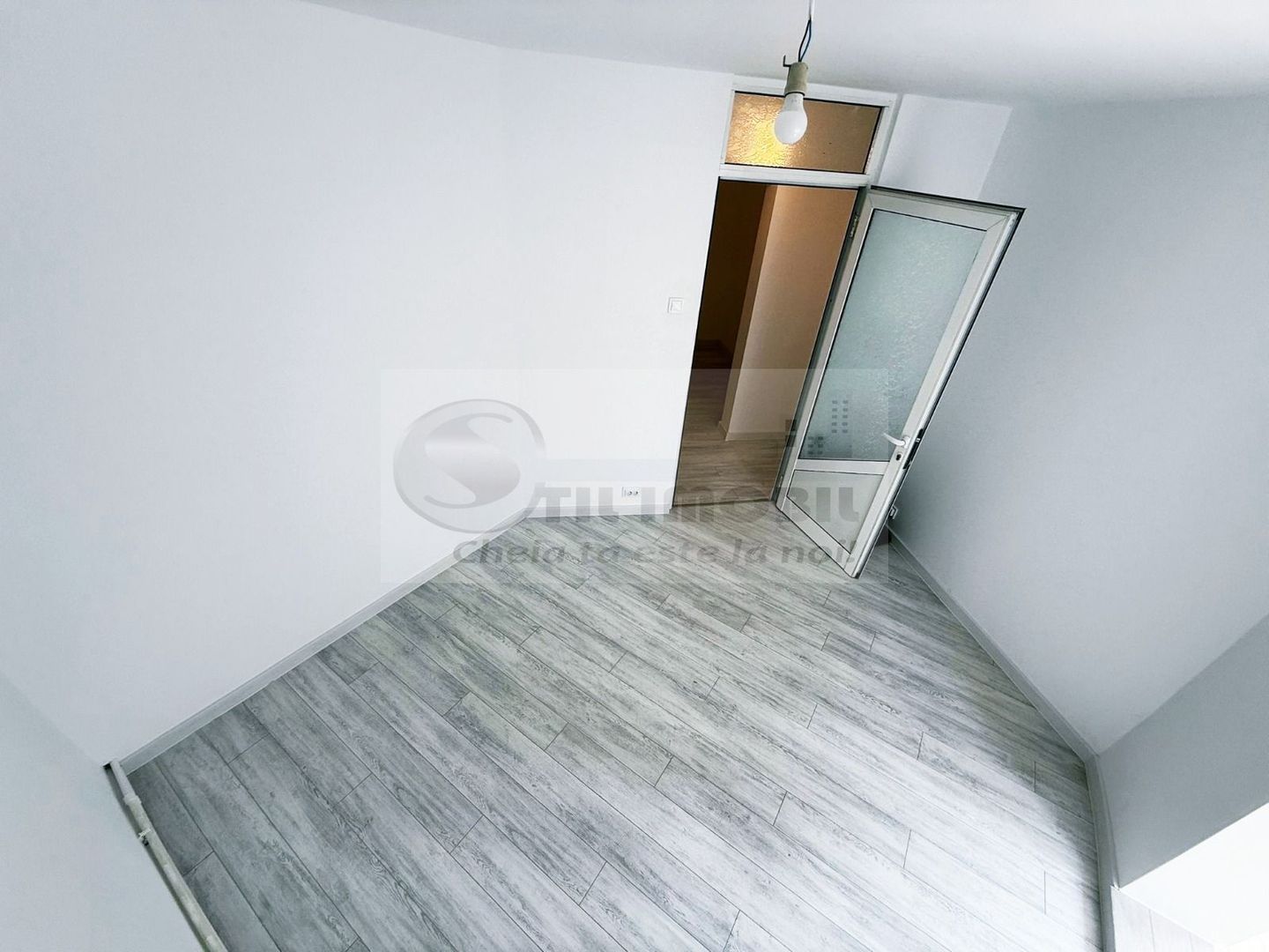 Liber, apartament 3 camere Nicolina 1, renovat modern, baie cu geam - Poză 6