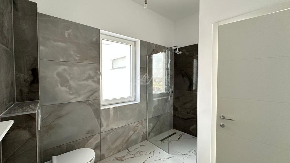 Etaj 1. Balcon mare. Loc de parcare. - Poză 4