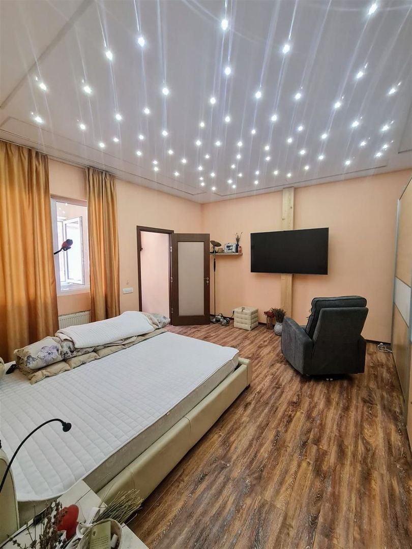 Casa centrala la curte comuna - Poză 1