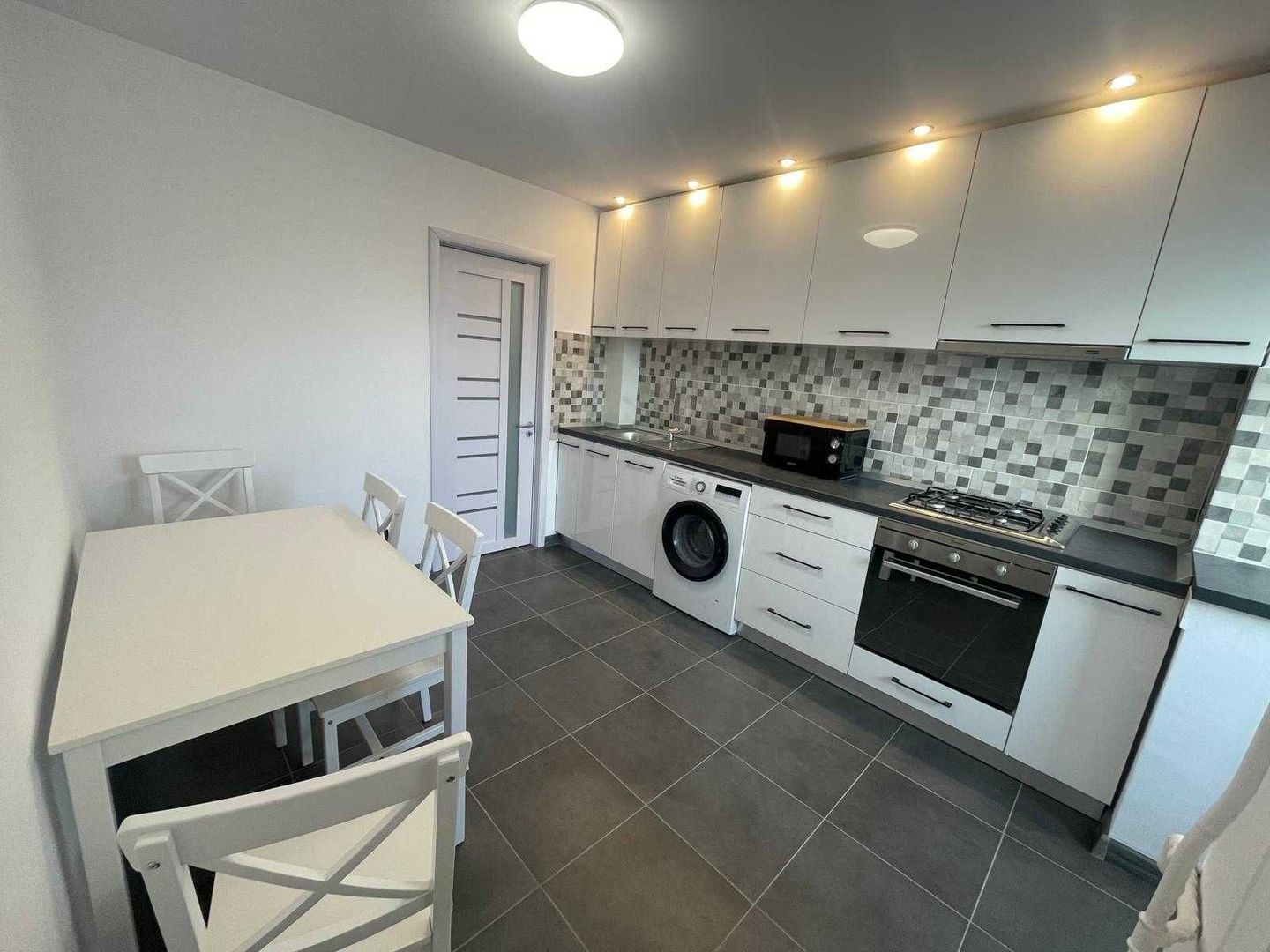 Apartament 2 camere, mobilat lux, piata Victoriei, vedere panoramică - Poză 2