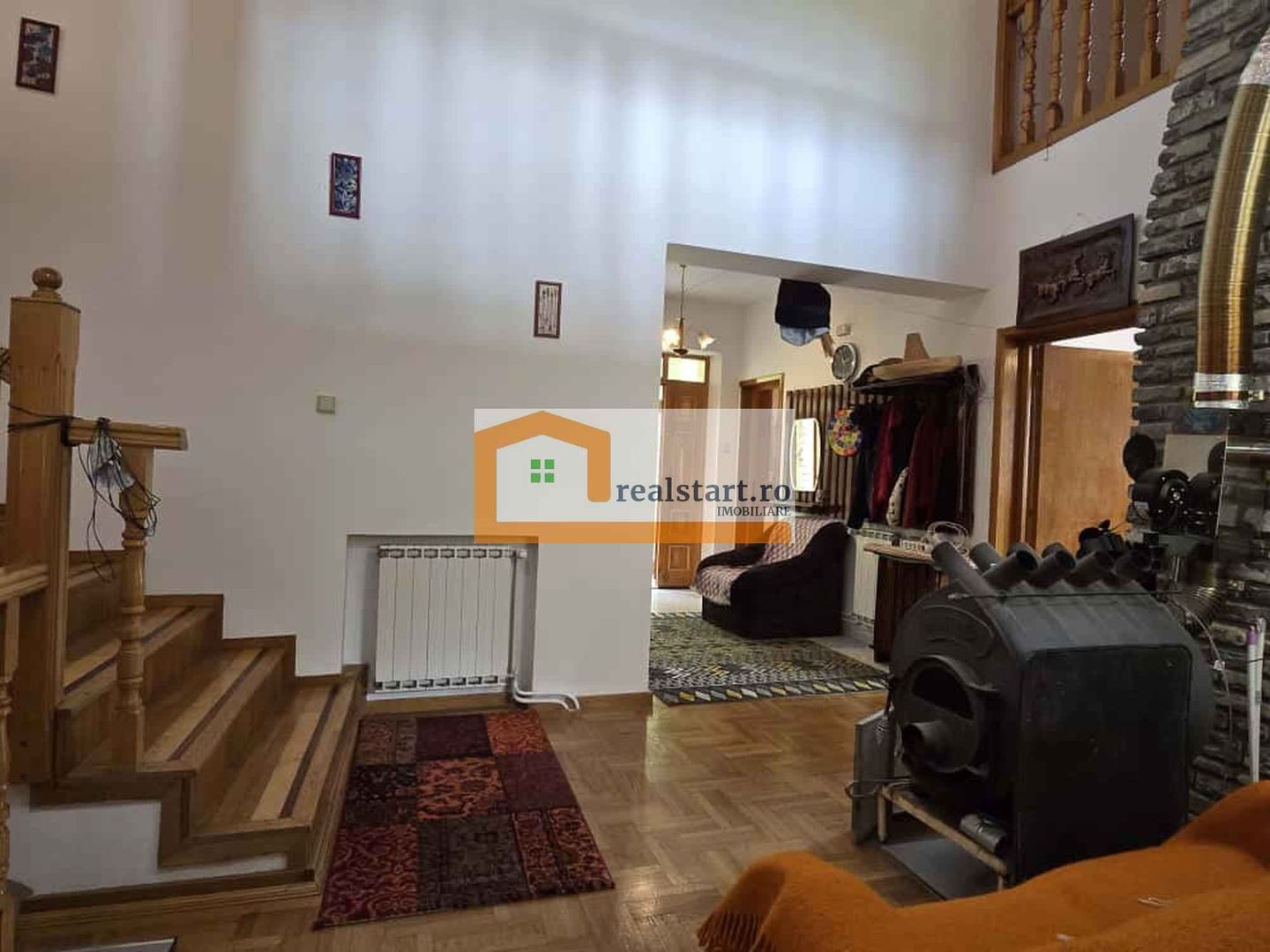 Vedere padure, panouri solare si fotovoltaice, pompa de caldura,  semineu - Poză 9