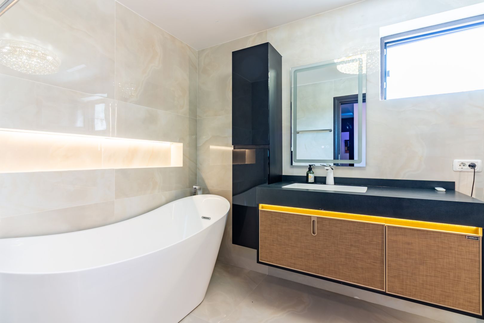 Casa\Vilă 7 camere cu Piscină, Garaj Subteran, zona Balotesti - Poză 11