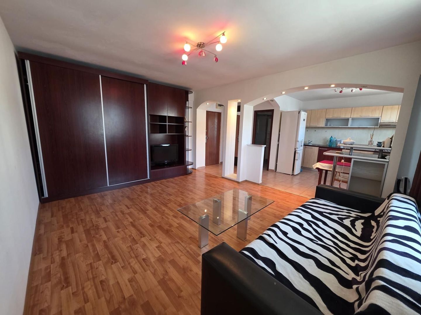 Garsonieră spațioasă Ozana, parcare, centrală proprie, balcon, pet friendly - Poză 5