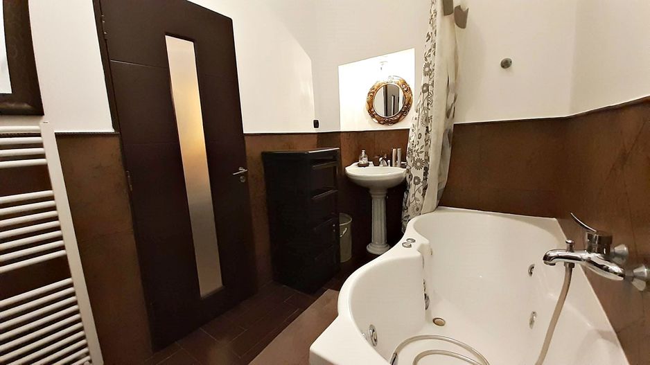Apartament  deosebit-Piata Unirii,  apartament in casa  4 camere, 2 bai. - Poză 15