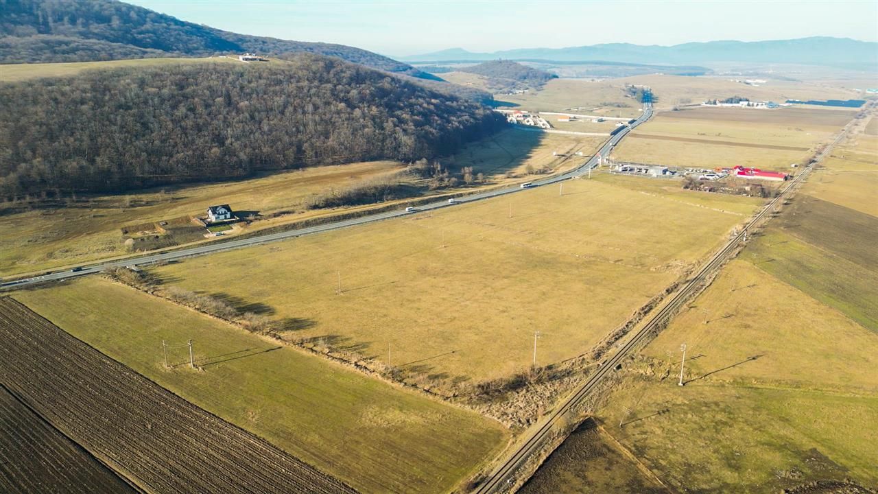 16.000 mp, teren intravilan, construibil, conditii apreciabile, Codlea Brasov - Poză 6