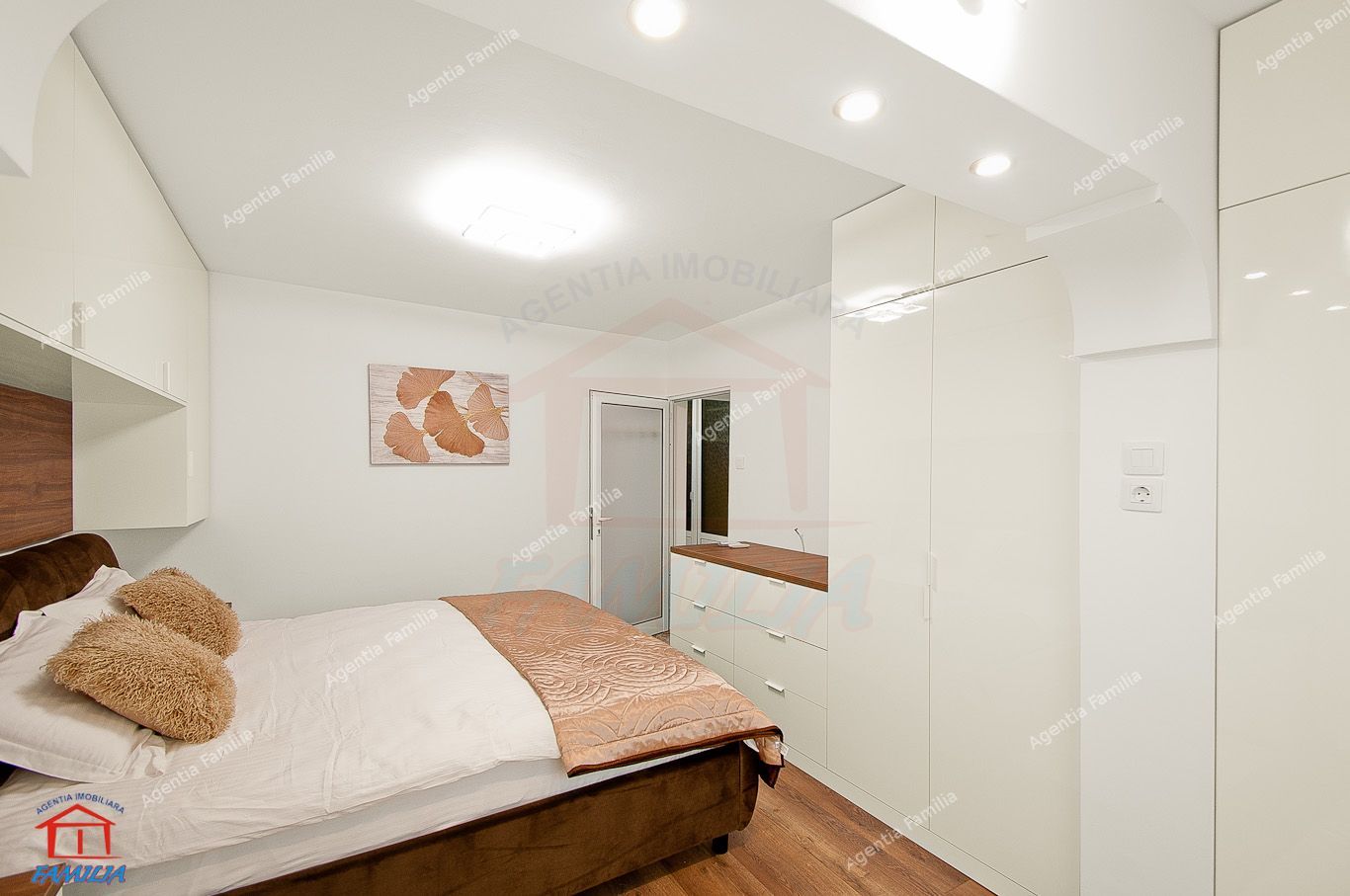 De închiriat apartament 3 camere, Micro 21 - Poză 2