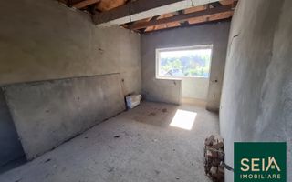 ila cu 6 camere + casă locuibilă pe teren intravilan de 1700 mp, cu vi - Poză 3