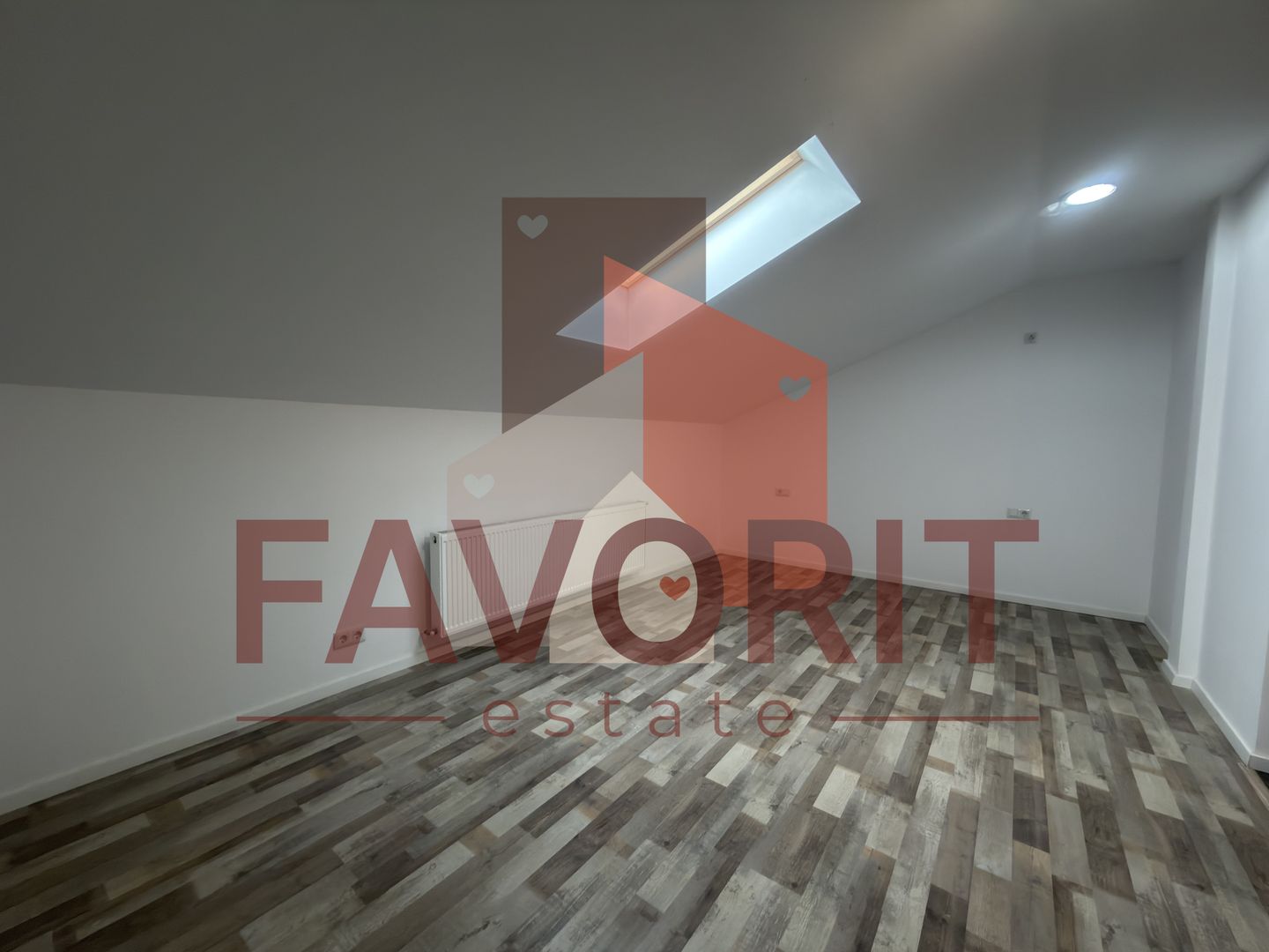 Disponibil imediat. Bloc nou - Poză 3