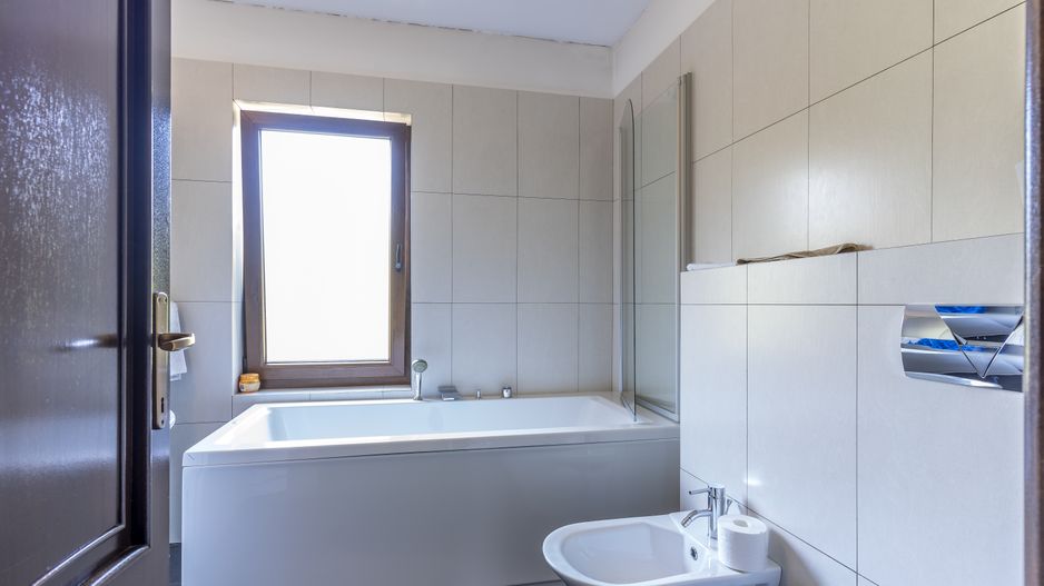 9 camere, 5 bai, spatiu hobby, gradina, garaj,locatie buna - Poză 12