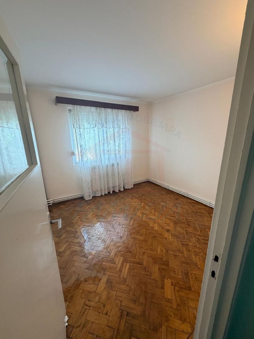 Vanzare apartament cu 4 camere in Micro 13, etaj 3, pret 65 000 euro - Poză 17
