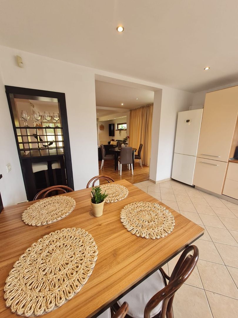 Vila spațioasă și recent renovată în Ghiroda! - Poză 39