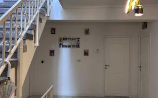 Casă modernă și spațioasă, 6400 mp teren, terase si garaj 389.000 € - Poză 7