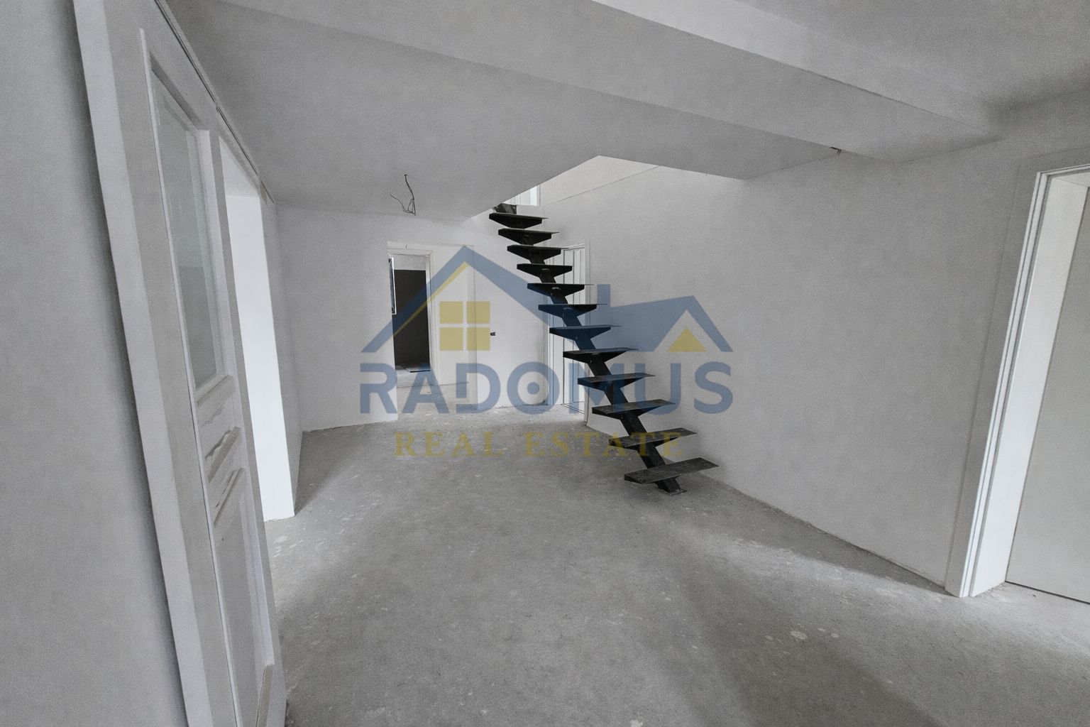 Vila Tătărani - 280 mp utili - 500 mp Teren - 8 Camere + 4 Băi - Poză 9