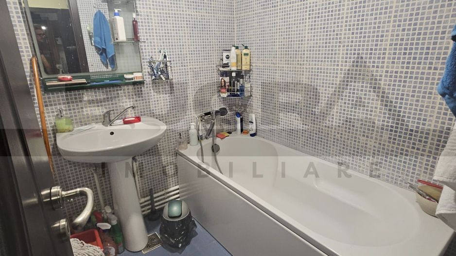 Apartament cu 2 camere, 50 mp, etaj intermediar, parcare, zona Pertrom - Poză 3