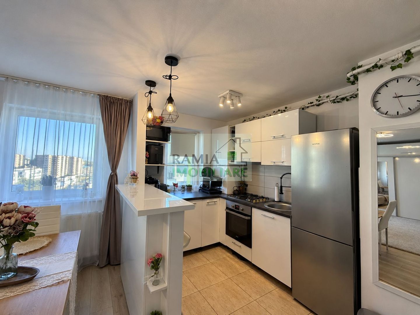 Studio 39 mp, Top City – Coresi, etaj 9/11, parcare, boxă, mobilat - Poză 2