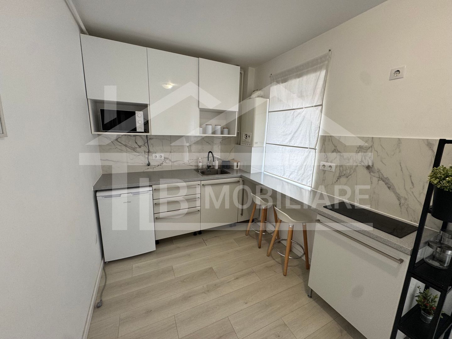 Apartament cu o camerea, 37mp, garaj , Zona Crinului Residence - Poză 4