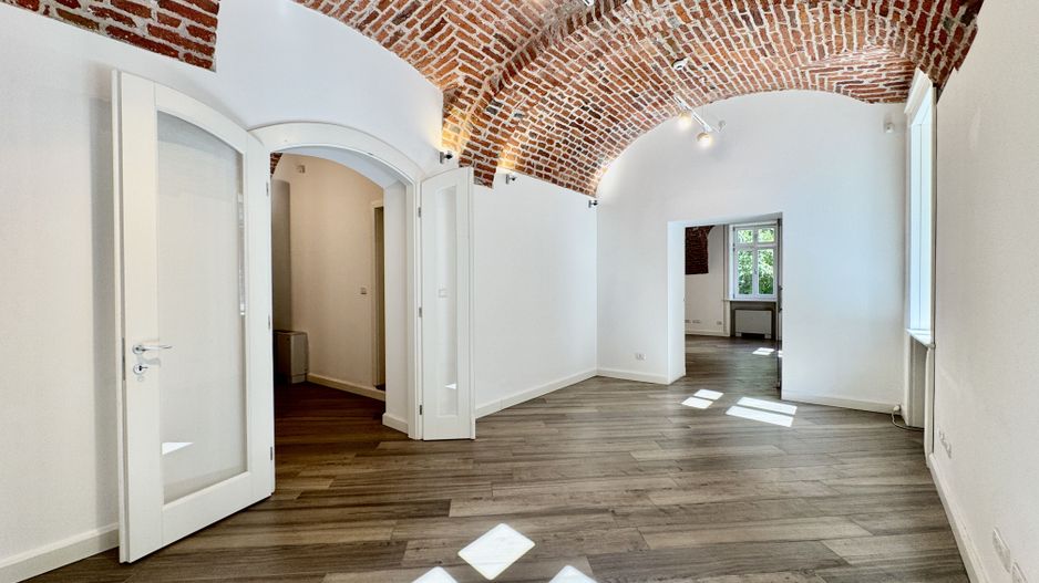 Spatiu birou in cladire istorica restaurata - Poză 8