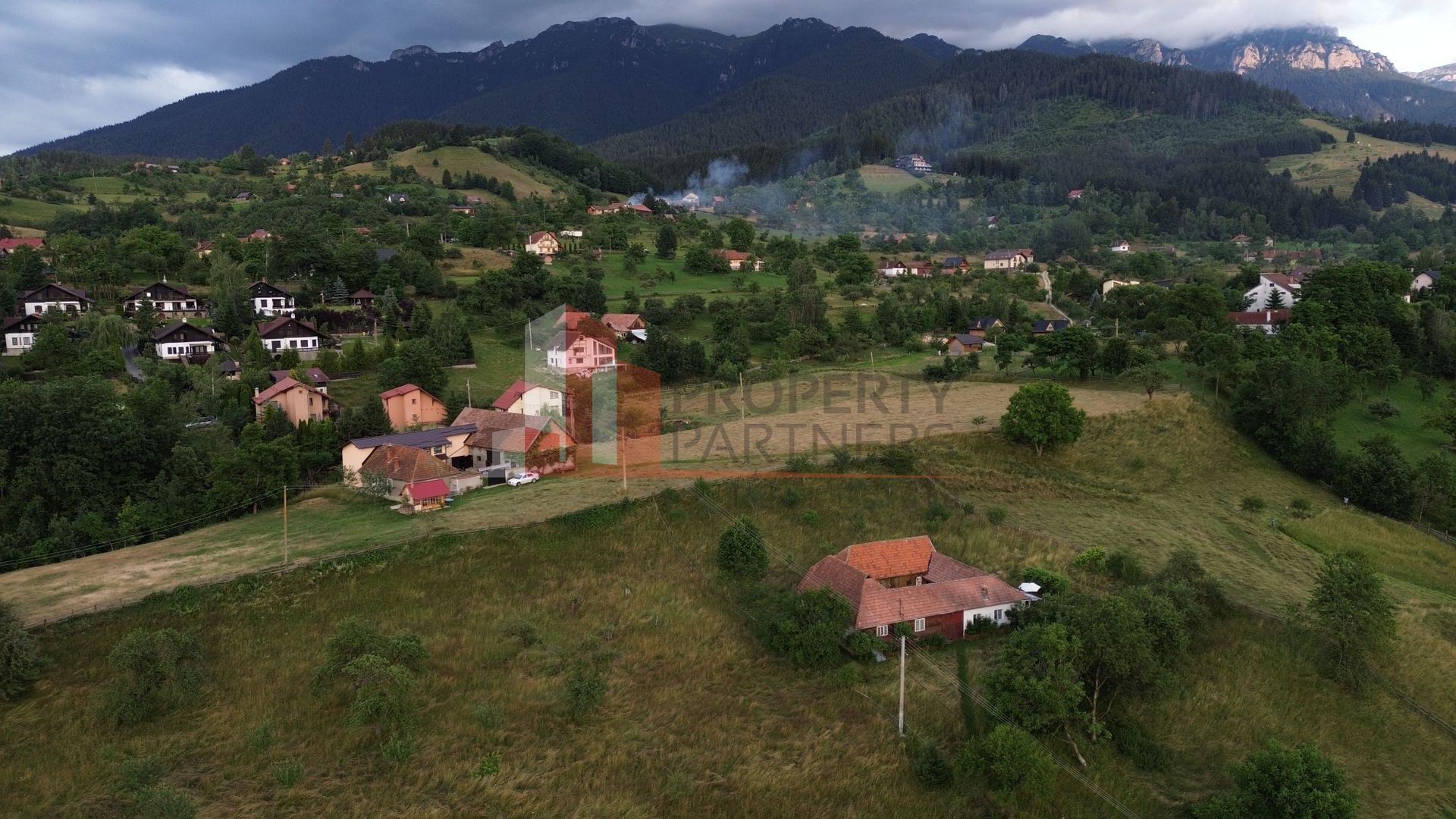 Casă tradițională sat Poarta, comuna Bran teren 4000 mp - Poză 2