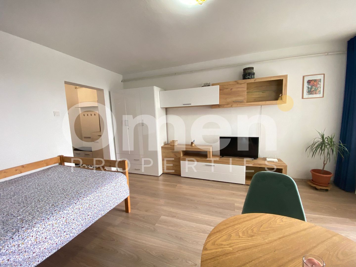 Garsoniera finisata modern, la etaj intermediar, cu priveliste panoramica - Poză 1