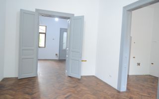 Apartament renovat in cladire interbelica, zona centrala - Poză 2