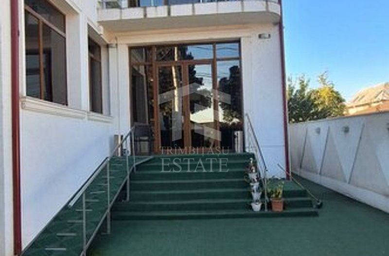 Casă / Vilă cu 8 camere de vânzare - Poză 5