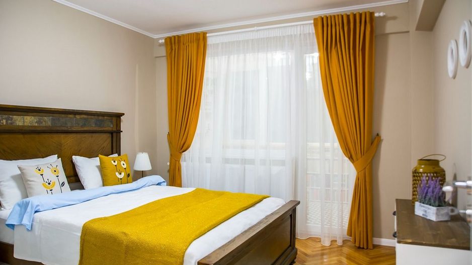 APARTAMENT  CU 3 CAMERE  CU VEDERE SPRE PIATA SF.GHEORGHE - Poză 2