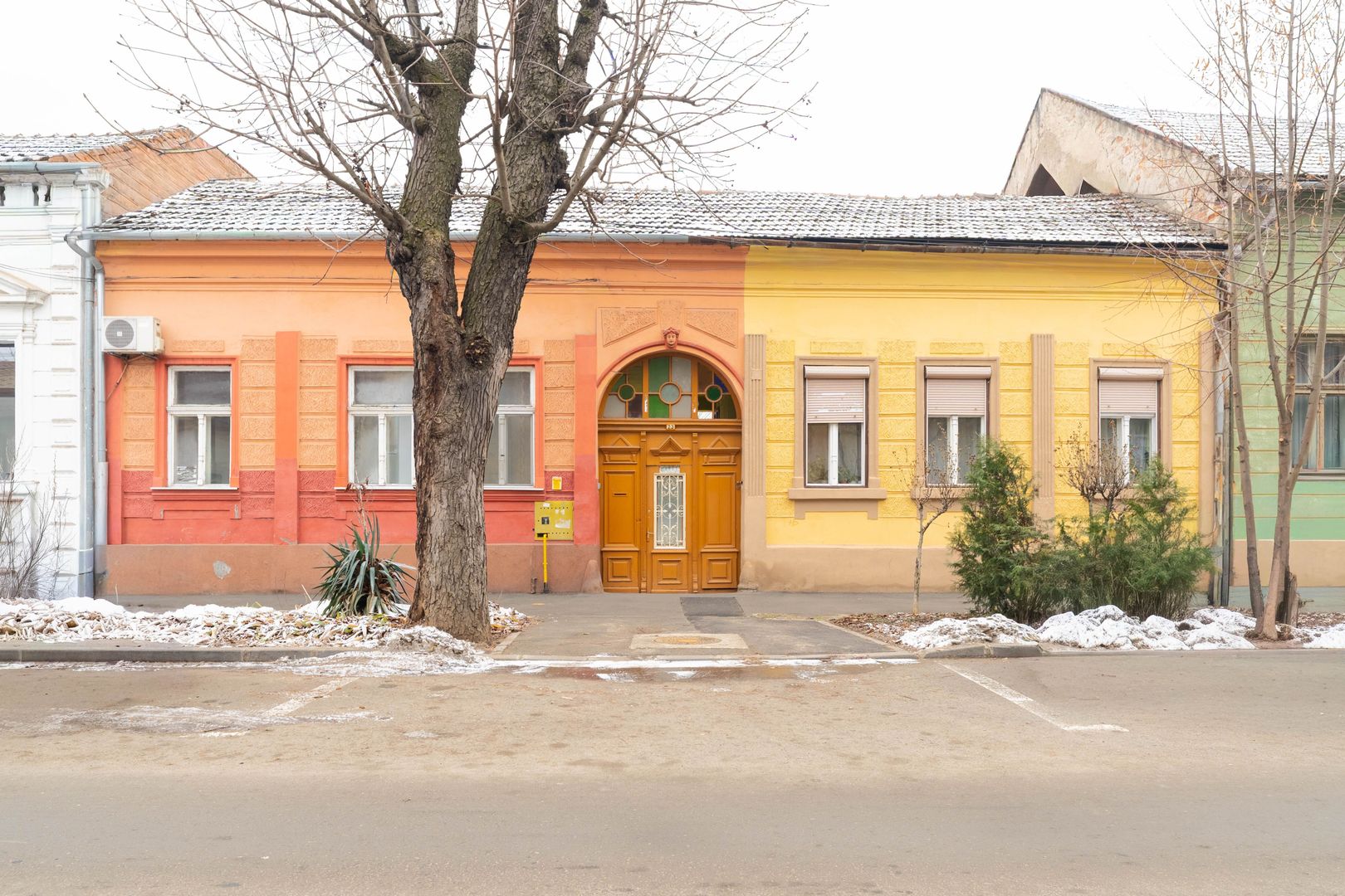 PRET NOU! Apartament la casă, ultracentral– curte proprie și garaj - Poză 1