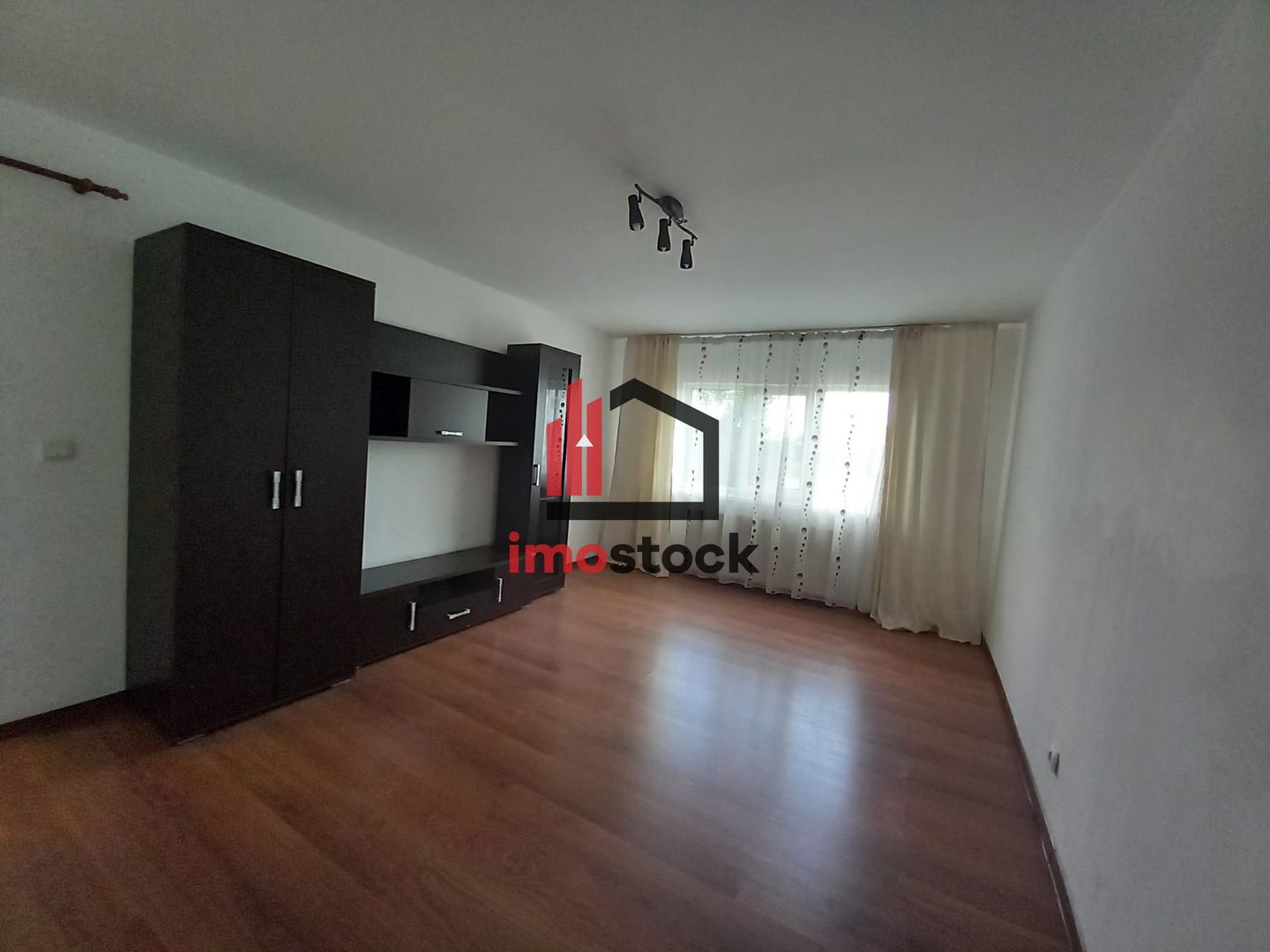 De vanzare apartament cu 3 camere, decomandat, etajul 2 - Poză 3