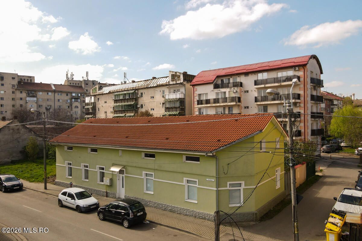 Lunei - Ion Neculce, 2 Apartamente. Mansarda 157 mp. Anexe, Lot 475 mp - Poză 1