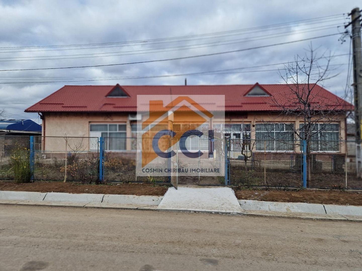 Se oferă spre vânzare / închiriere clădire cu spațiu comercial - Poză 1