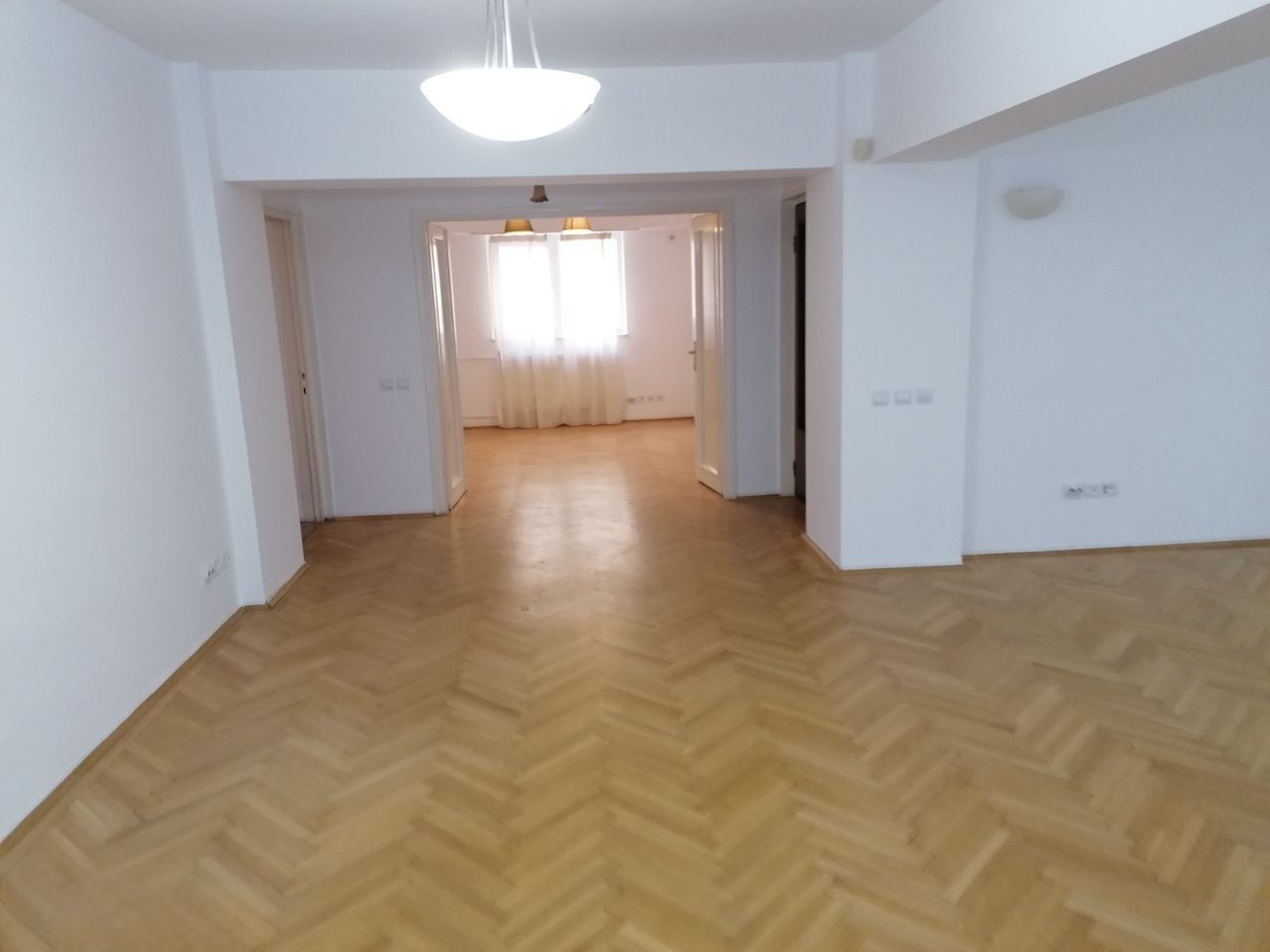 Apartament elegant I Piață Universitatii I 106 MP I 5 minute Metrou - Poză 2