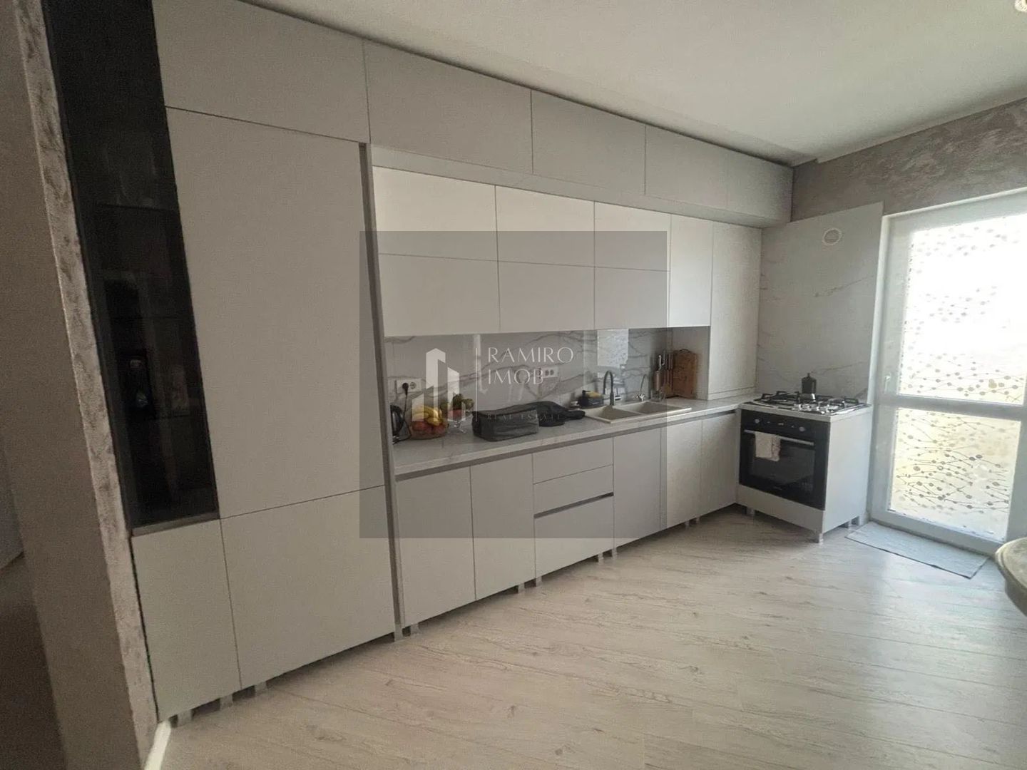 Apartament 3 camere decomandat Grand Kristal Residence/loc parcare - Poză 2