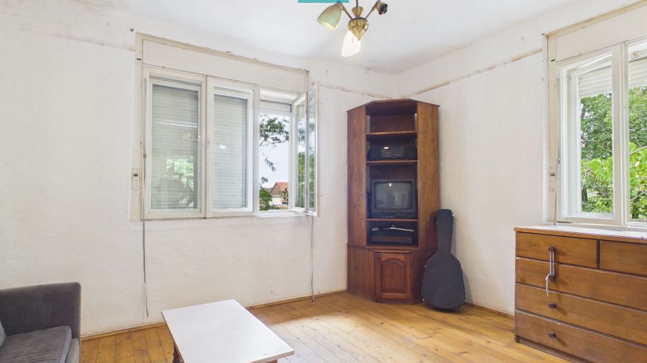 Casă cu 4 camere și teren de 4227mp în Curtici - Poză 4