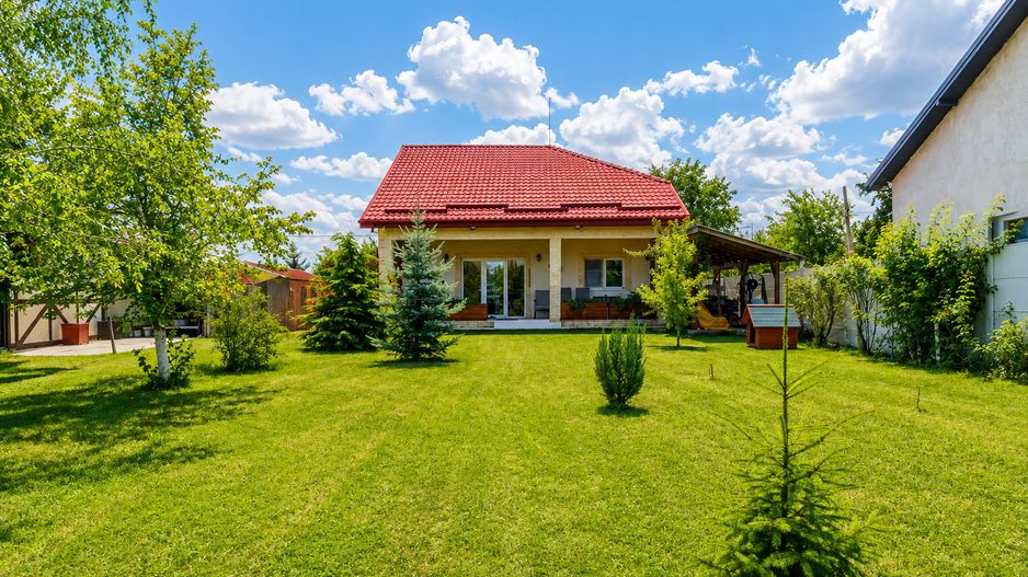 Casă de vânzare Tâncăbești cu grădină, aproape de lac - Poză 1
