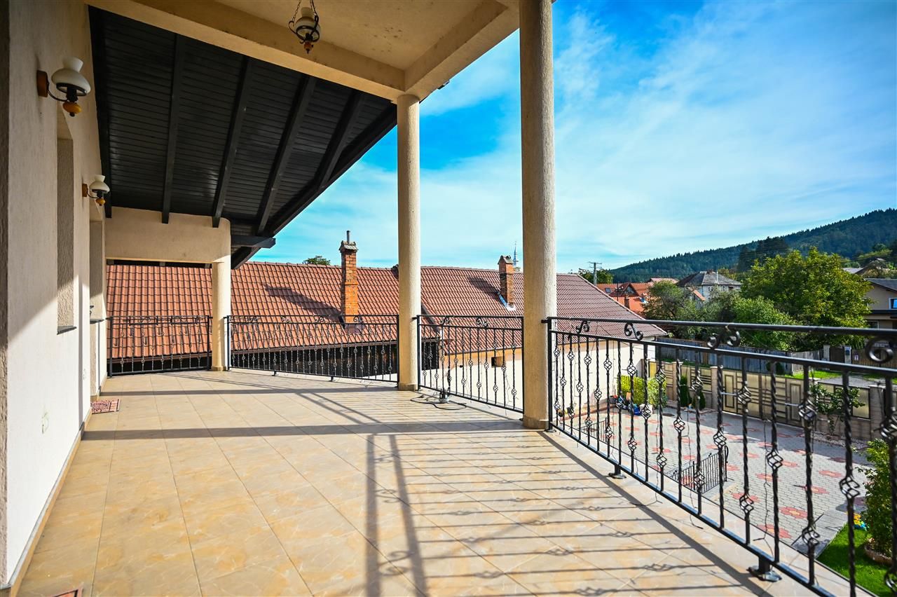 Somptuozitate in stil modern, 2 garaje, 3 terase, totul pe 1.000 mp teren - Poză 18