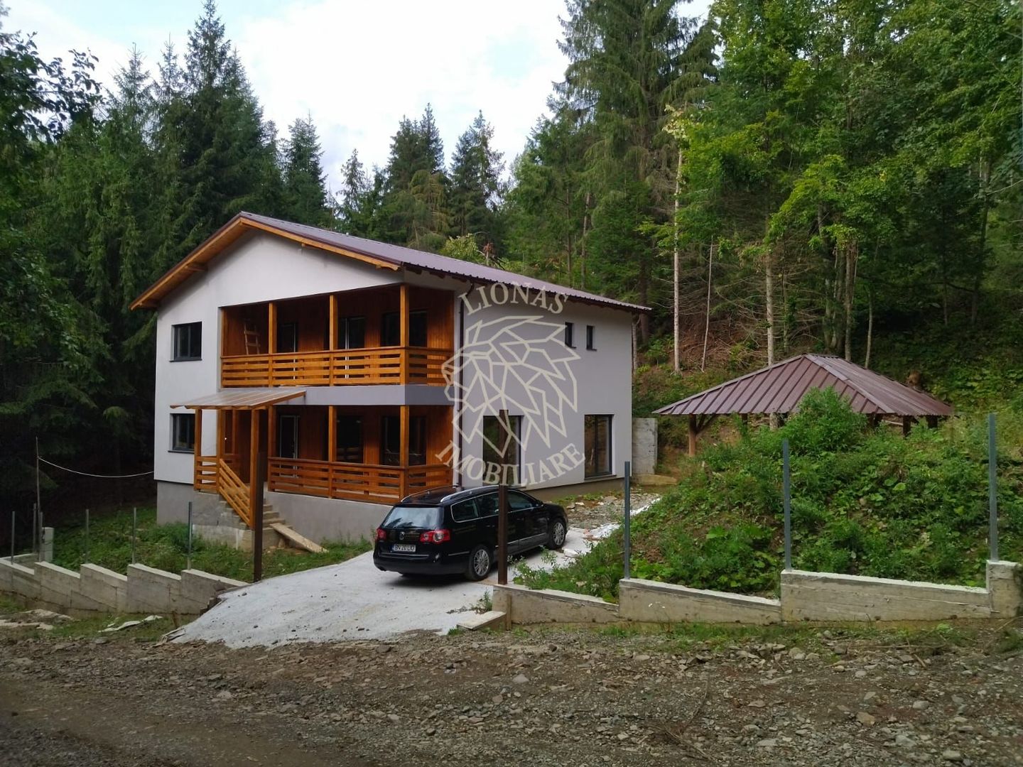 Pensiune Cabana 280mp-teren 1169 mp-foisor-200 m de Lac Colibita - Poză 1