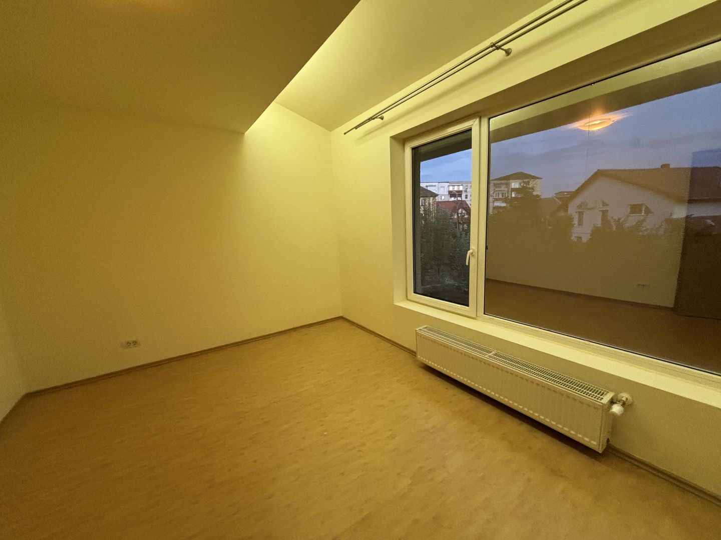 Vila spatioasa ideala pentru diferite activitati sau ptr.locuit -NEMOBILATA - Poză 6