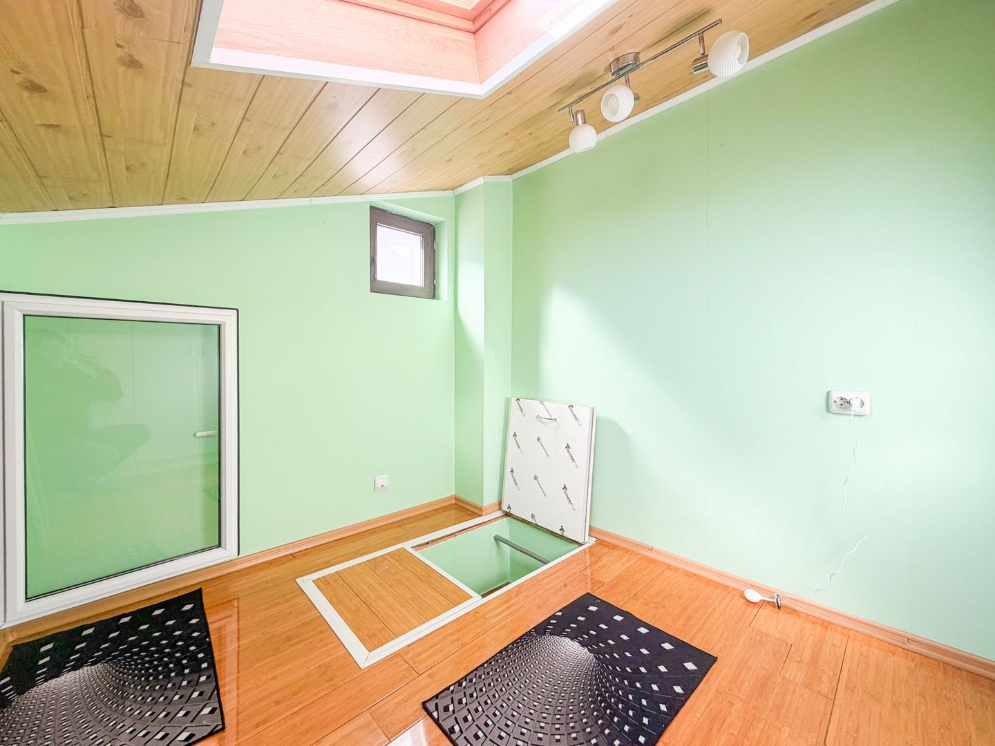 Casă de vânzare 2 camere  Mansarda + Pivnița - Belvedere - Poză 11