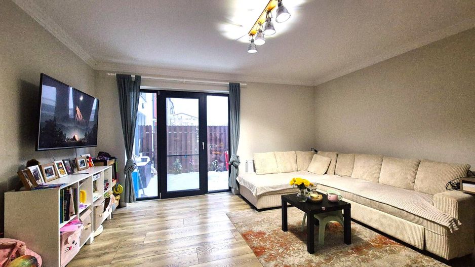 Zona Coresi, 2 camere ,59 mp,  cu grădină proprie și  loc de parcare. - Poză 2