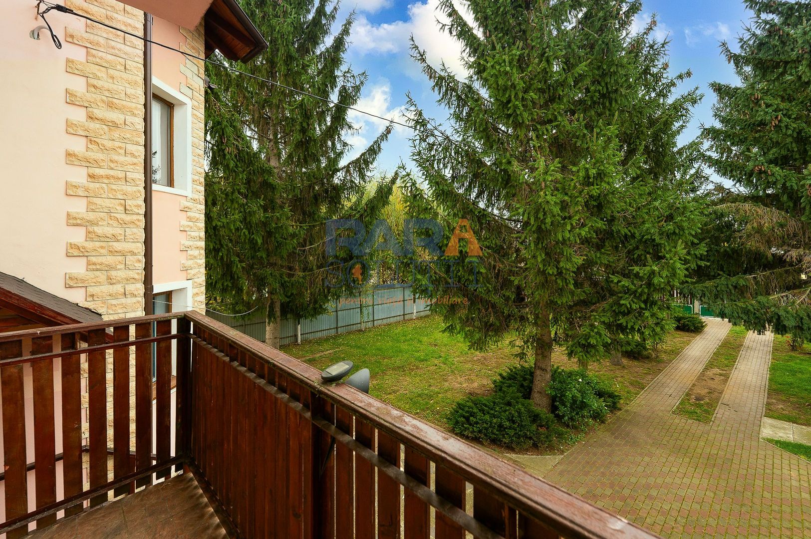 Vilă cu 6 dormitoare, 2 garaje, anexe multiple - 2076 mp teren - Poză 2