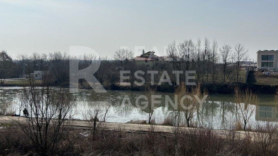 Casă P+1, 315 m² utili | Teren 1.530 m² | Pe malul lacului Ostratu - Poză 2