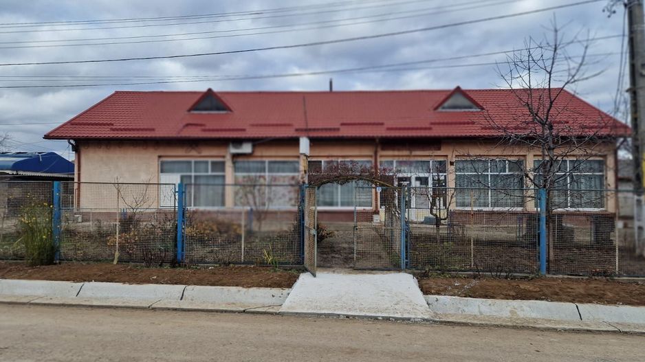 Se oferă spre vânzare / închiriere clădire cu spațiu comercial - Poză 1