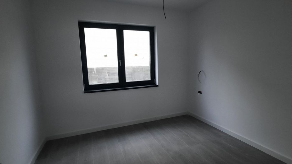 Duplex la cheie despartit prin garaj - Poză 16