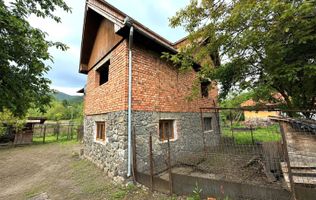 Casă cu 7 camere de vânzare în Meteș, 810 mp teren