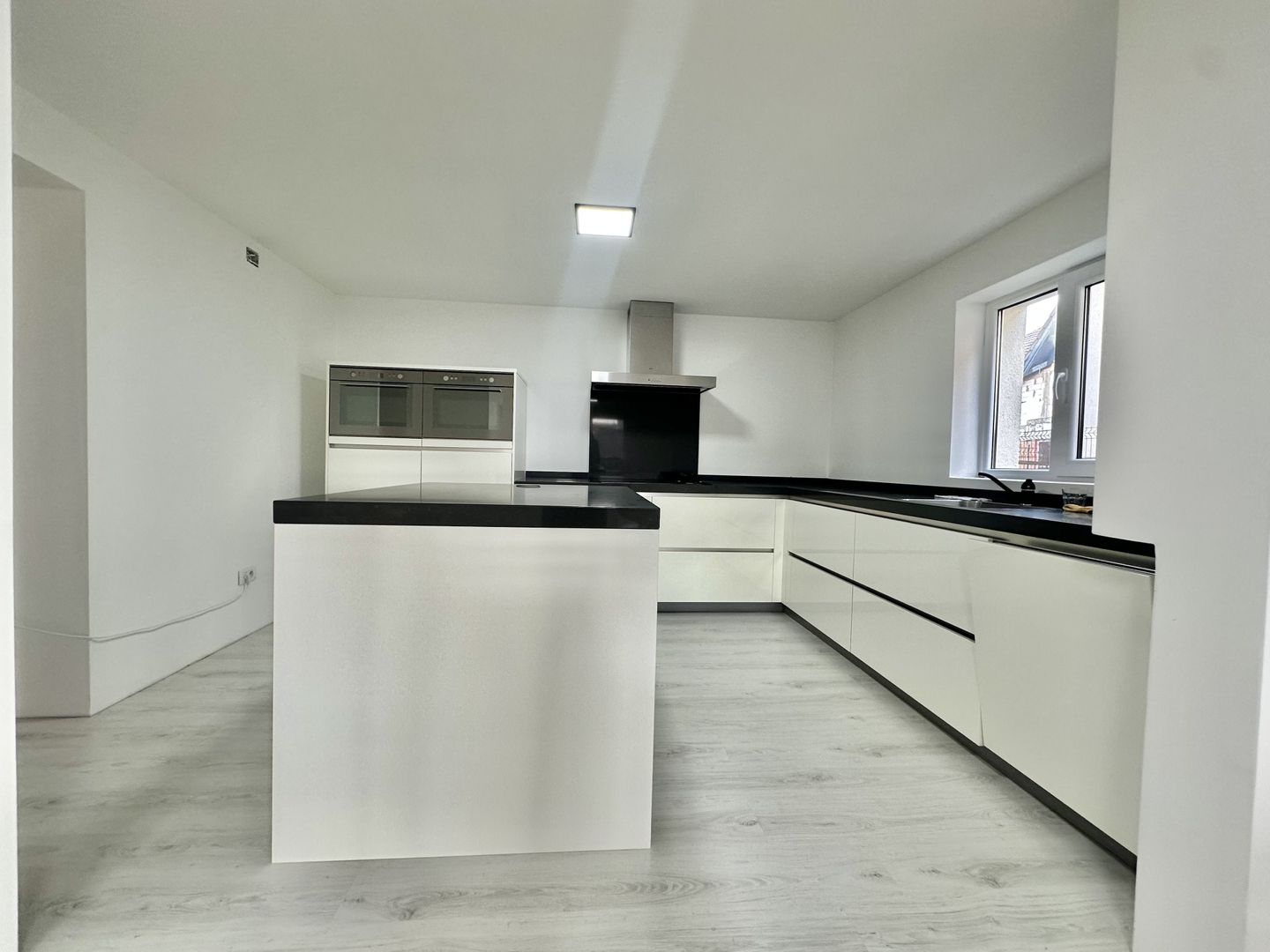 Casă individuală de vanzare  cu garaj și curte proprie – Hălchiu - Poză 2