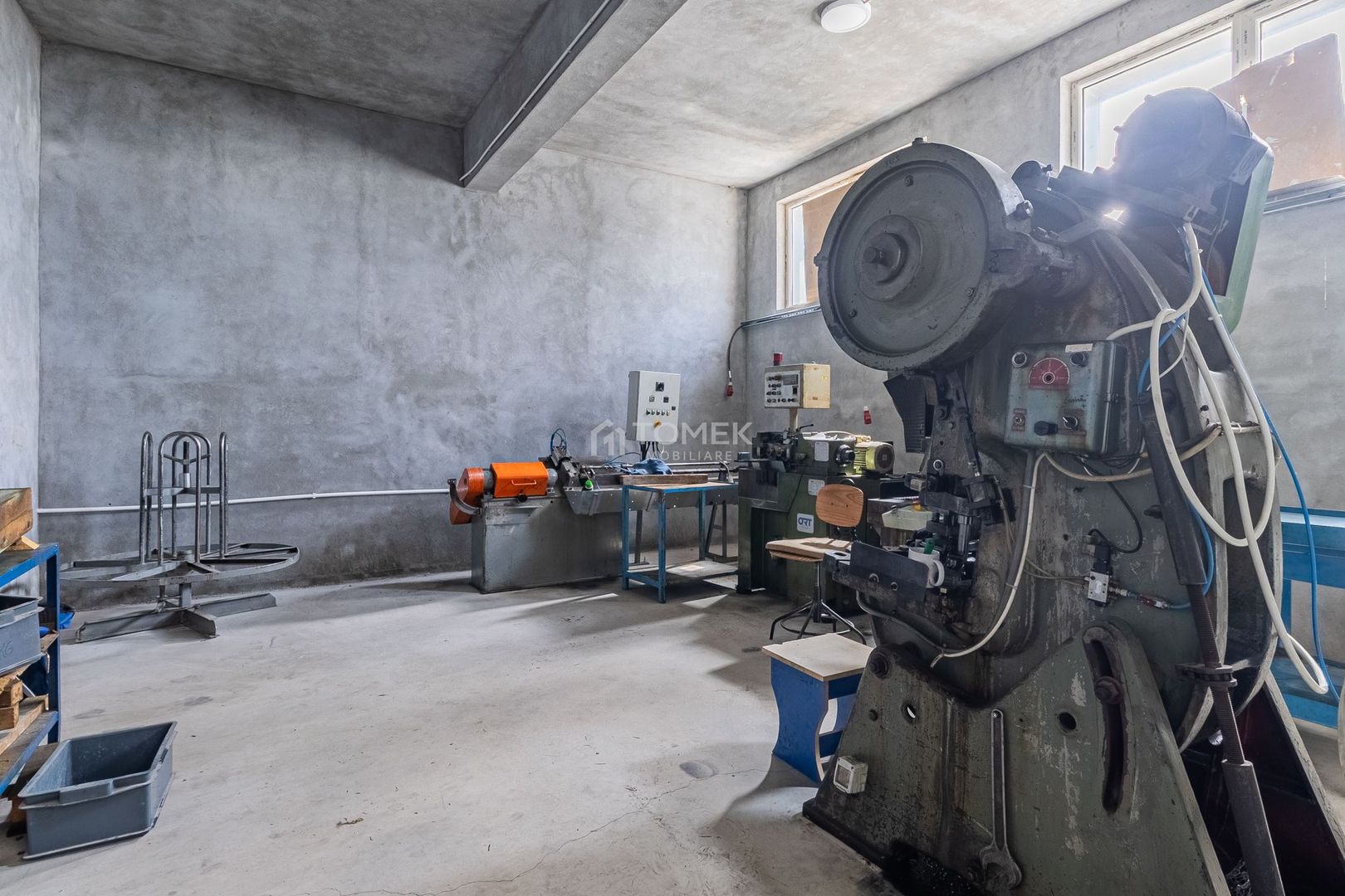 Hala industriala Codlea ,se poate impartii in doua - Poză 10